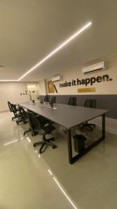 une grande salle de conférence avec une longue table et des chaises dans l'établissement Flat Move Tambaú, à João Pessoa 50 autres photos