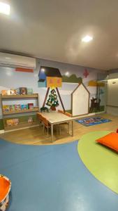 - une salle pour enfants avec une table et une salle de jeux avec une salle de jeux dans l'établissement Flat Move Tambaú, à João Pessoa