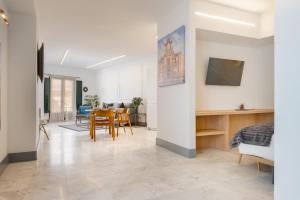 Una sala de estar con una mesa y un comedor. en Panther Home Francos, en Sevilla