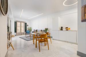 Una cocina y un comedor con mesa y sillas. en Panther Home Francos, en Sevilla