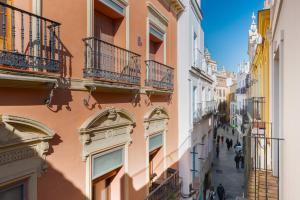 una calle estrecha en una ciudad con edificios en Panther Home Francos, en Sevilla