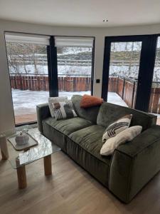 ein Wohnzimmer mit Sofa und Tisch in der Unterkunft Nouveau T3 RDC 100m du parc in Brides-les-Bains