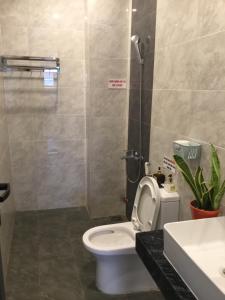 a bathroom with a toilet and a shower and a sink at Home Anh Thy in Ấp Tân Hà +45 photos