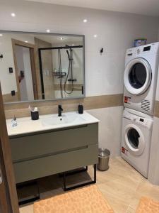 ein Badezimmer mit Waschbecken und Waschmaschine in der Unterkunft Nouveau T3 RDC 100m du parc in Brides-les-Bains + 12 Fotos