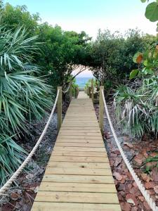 メルボルン・ビーチにある5 Bedroom Secluded Beachfront in Melbourne FLの海岸に続く木道