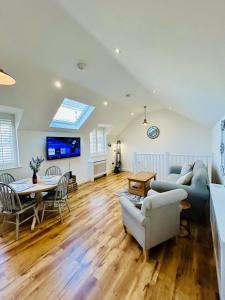 KentにあるNo3 Little Eaton - Perfectly located town house - By the sea - Free Parkingのソファとテーブルのあるリビングルーム +15枚の写真