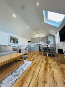KentにあるNo3 Little Eaton - Perfectly located town house - By the sea - Free Parkingのソファとテーブルのあるリビングルーム