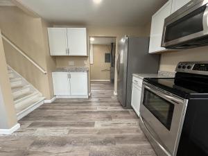 una cocina con estufa y refrigerador en Whole House with Free Boat Slip, en New Baltimore