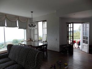 a living room with a couch and a table at Espectacular casa en Villa Nougues in Villa Nougues