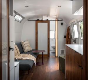 Posedenie v ubytovaní AutoCamp Sequoia