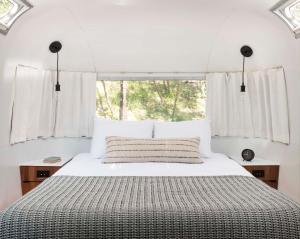 Posteľ alebo postele v izbe v ubytovaní AutoCamp Sequoia