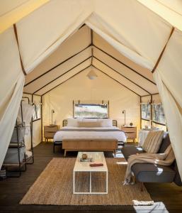 Posteľ alebo postele v izbe v ubytovaní AutoCamp Sequoia
