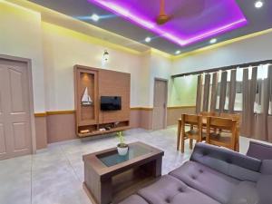 TV a/nebo společenská místnost v ubytování Luxe Rivage Suites