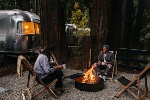 Hostia v ubytovaní AutoCamp Sequoia