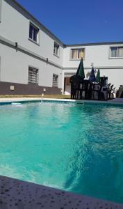 une grande piscine devant un immeuble dans l'établissement Hotel Complejo Del Carmen San Bernardo, à San Bernardo