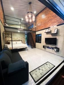 TV a/nebo společenská místnost v ubytování Casa Damai Janda Baik - RIVERVIEW TINY HOUSE