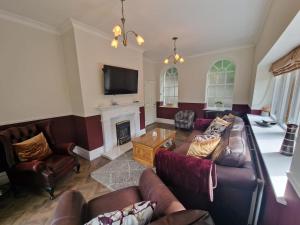 ein Wohnzimmer mit zwei Sofas und einem Kamin in der Unterkunft The Porthole in Holmfirth