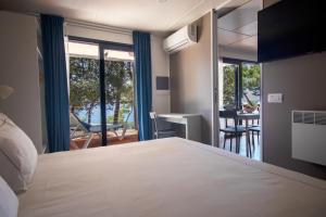 Tempat tidur dalam kamar di Arena Stoja Camping Homes