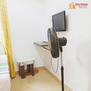 Una televisión o centro de entretenimiento en Jeymax Hotel and Suite