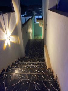 una escalera con una luz en el lateral de un edificio en Jeymax Hotel and Suite, en Ogijo