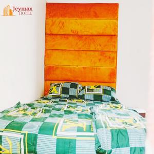 Cama o camas de una habitación en Jeymax Hotel and Suite
