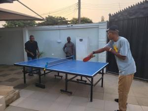 Instalaciones para jugar al ping pong en Jeymax Hotel and Suite o alrededores