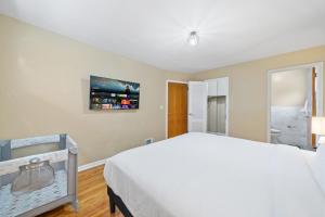 Gallery image of 7 Bed Haven Sleeps 12 20Min to NYC Massage Chair in Bayonne