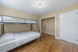 Gallery image of 7 Bed Haven Sleeps 12 20Min to NYC Massage Chair in Bayonne