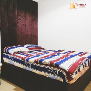 Cama o camas de una habitación en Jeymax Hotel and Suite