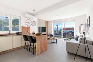 Una cocina y una sala de estar con una mesa y un sofá. en Luxury Apartments Velic Brodarica, en Brodarica