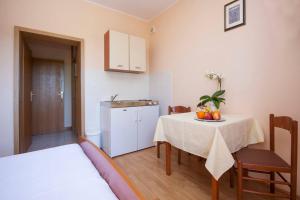 Kuchyň nebo kuchyňský kout v ubytování Family Apartments & Rooms Mikelin