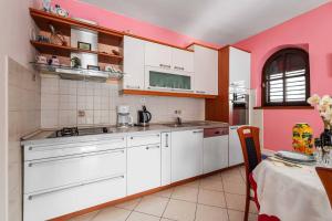 Kuchyňa alebo kuchynka v ubytovaní Family Apartments Barbarella