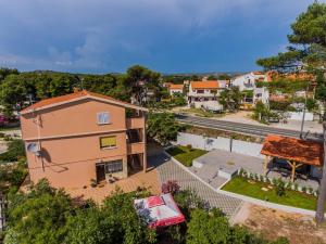 an aerial view of a house in a town at Apartmani Savin in Brodarica