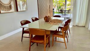 Posezení v ubytování Mansão em Guarajuba – 7 Suítes a 50m da Praia!