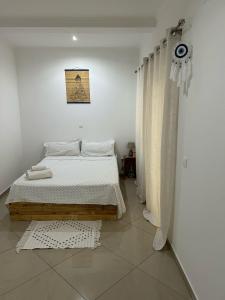 Ένα ή περισσότερα κρεβάτια σε δωμάτιο στο Kubiku Guest House
