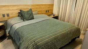 un grande letto in una camera d'albergo di Mansão em Guarajuba – 7 Suítes a 50m da Praia! a Monte Gordo
