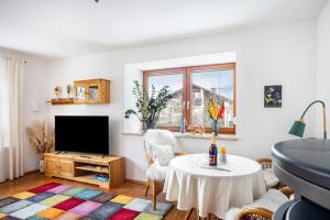 TV a/nebo společenská místnost v ubytování Haus Bergliebe - Breitenbergblick