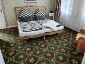 a bed with pillows on it in a room at Die Kleine Ferienwohnung in Schneverdingen