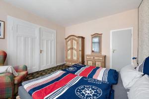 a bedroom with a bed and a dresser at Die Kleine Ferienwohnung in Schneverdingen