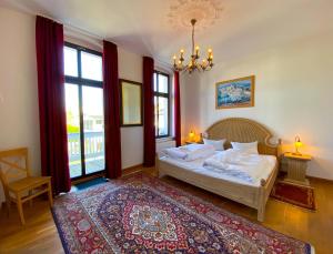 Ένα ή περισσότερα κρεβάτια σε δωμάτιο στο 'Kaiserliche' Wohnung mit 3 SZ, 2 Bädern und Whirlwanne