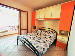 a small bedroom with a bed and a window at RESIDENCE El Patio C-4 in Rosolina Mare