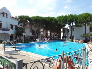 a group of people swimming in a swimming pool at RESIDENCE El Patio C-4 in Rosolina Mare