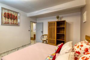 a bedroom with a bed and a chair in a room at Appartement moderne avec piscine à Pointe-Noire in Pointe-Noire +5 photos