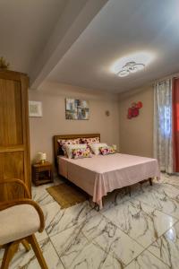 a bedroom with a bed and a chair in it at Appartement moderne avec piscine à Pointe-Noire in Pointe-Noire