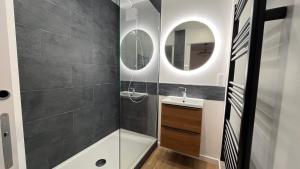 een badkamer met een bad, een wastafel en een spiegel bij Le Roi du Lac - Disneyland Paris in Lognes +43 foto's