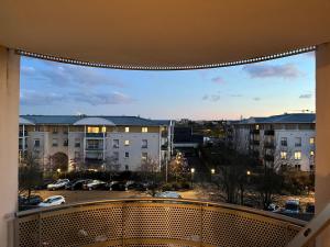 een balkon met uitzicht op een parkeerplaats bij Le Roi du Lac - Disneyland Paris in Lognes