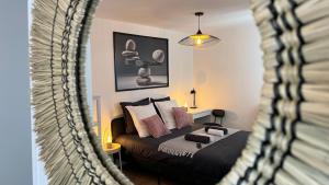 een spiegelbeeld van een slaapkamer met een bed bij Le Roi du Lac - Disneyland Paris in Lognes