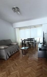 una sala de estar con un sofá y una mesa en Rosario JCM, en Rosario