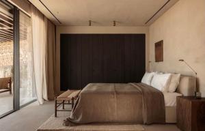 サントロペにあるLa Vague - Saint Tropezの大きなベッドと大きな窓のある寝室