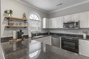 Η κουζίνα ή μικρή κουζίνα στο Serene Condo Retreat in Myrtle Beach